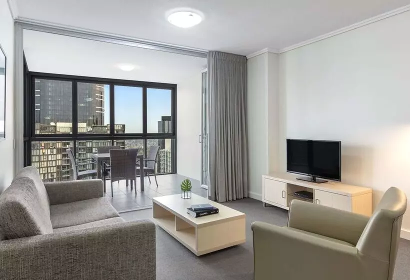 Отель Oaks Brisbane On Charlotte Suites