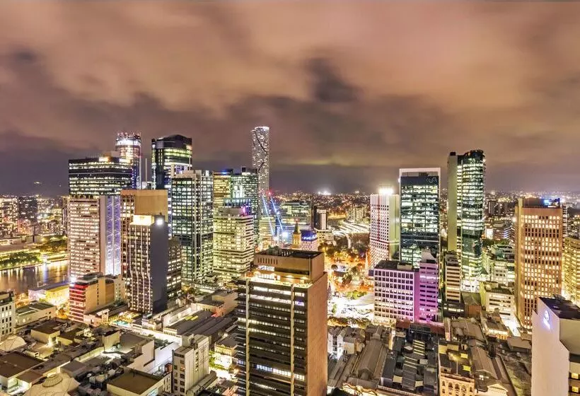 Отель Oaks Brisbane On Charlotte Suites
