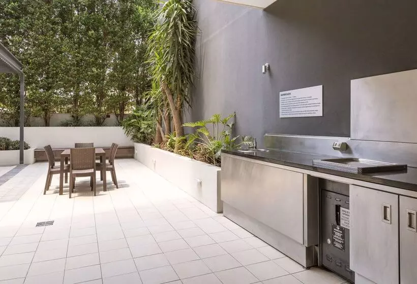 Отель Oaks Brisbane On Charlotte Suites