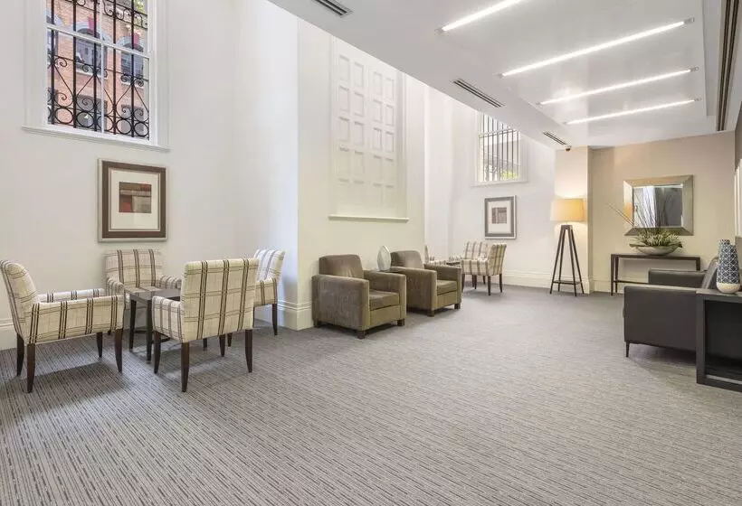 Отель Oaks Brisbane On Charlotte Suites