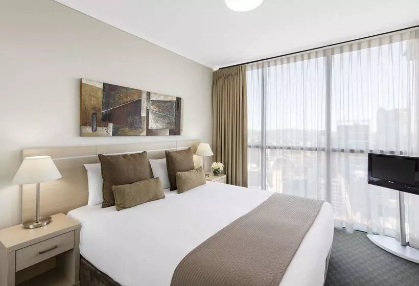 Отель Oaks Brisbane On Charlotte Suites