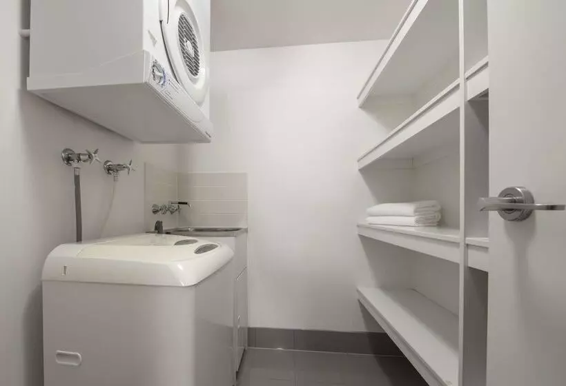 Отель Oaks Brisbane On Charlotte Suites