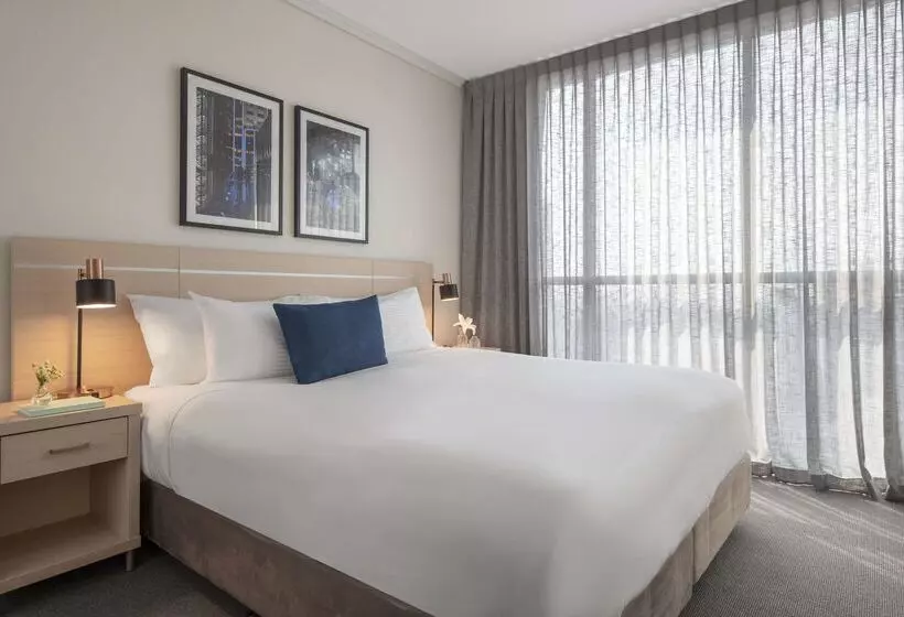 Отель Oaks Brisbane On Charlotte Suites