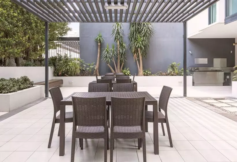 Отель Oaks Brisbane On Charlotte Suites