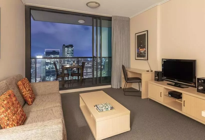 Отель Oaks Brisbane On Charlotte Suites