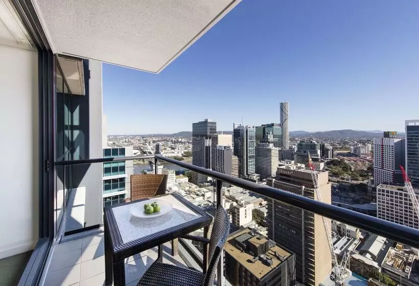 Отель Oaks Brisbane On Charlotte Suites