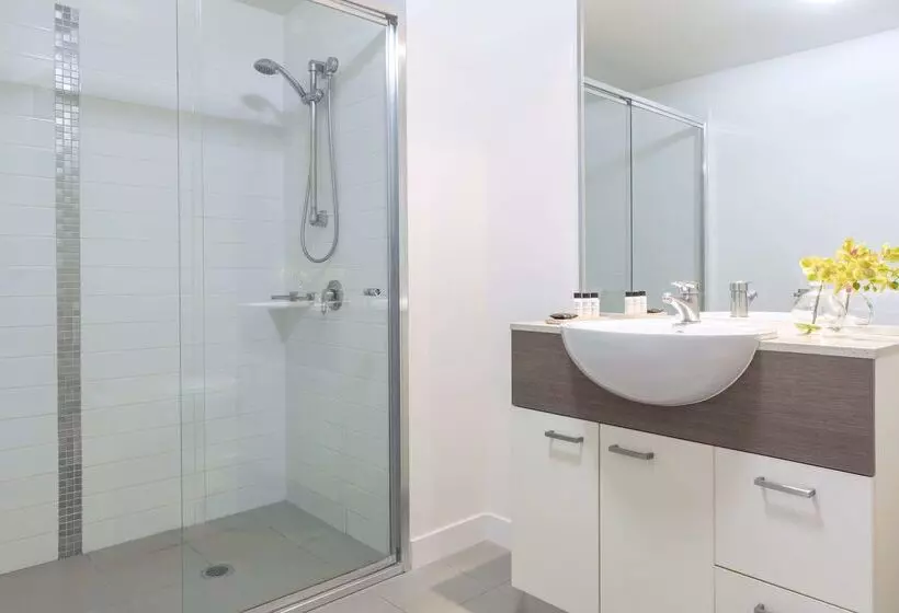 Отель Oaks Brisbane On Charlotte Suites