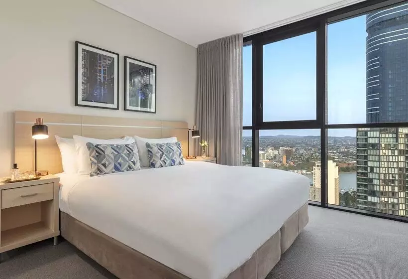 Отель Oaks Brisbane On Charlotte Suites