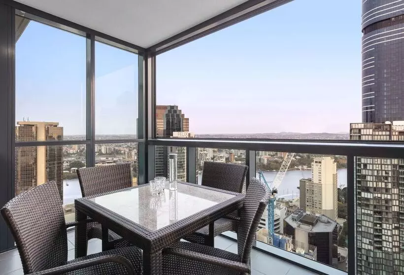 Отель Oaks Brisbane On Charlotte Suites