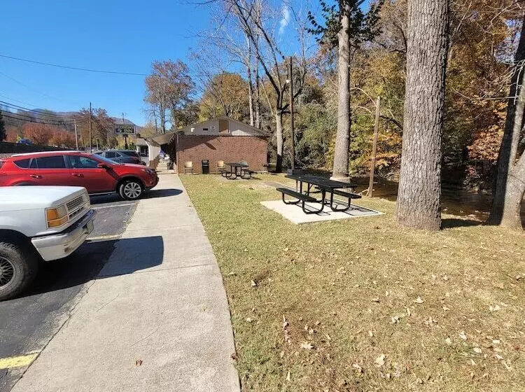 Hotelli Economy Inn Sylva