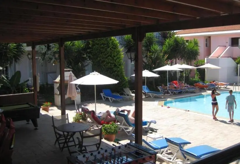 Hotelli Akamanthea Holiday Village