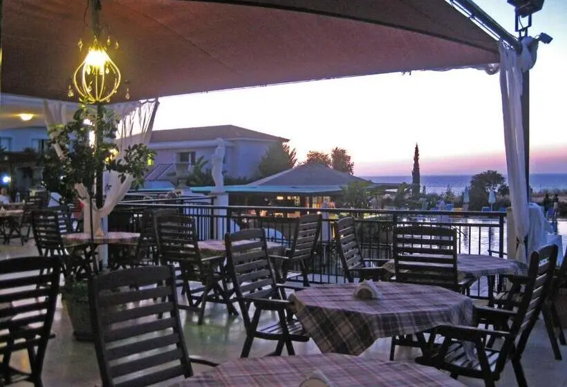 Hotelli Akamanthea Holiday Village
