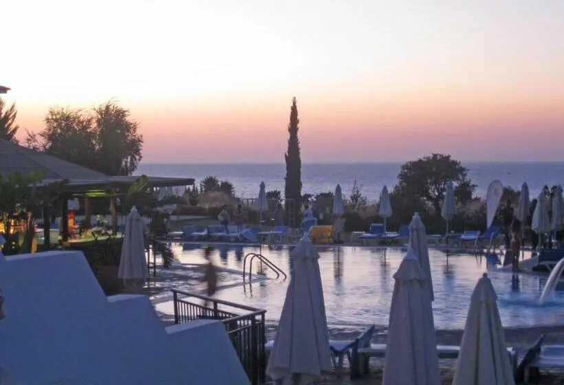 Hotelli Akamanthea Holiday Village
