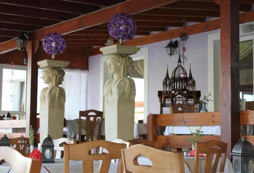 Hotelli Akamanthea Holiday Village