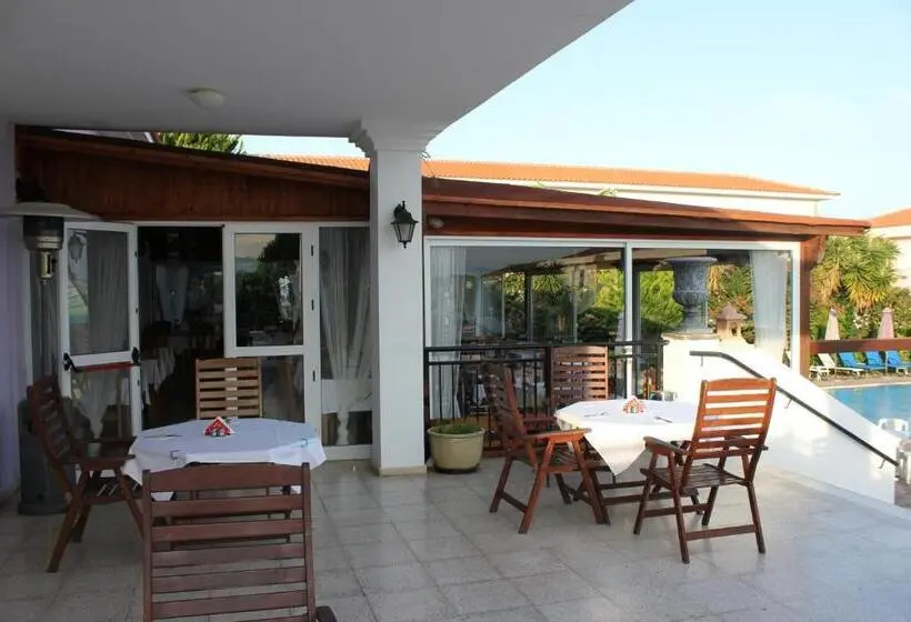 Hotelli Akamanthea Holiday Village