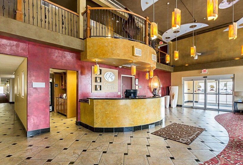 בית מלון כפרי Comfort Suites Airport