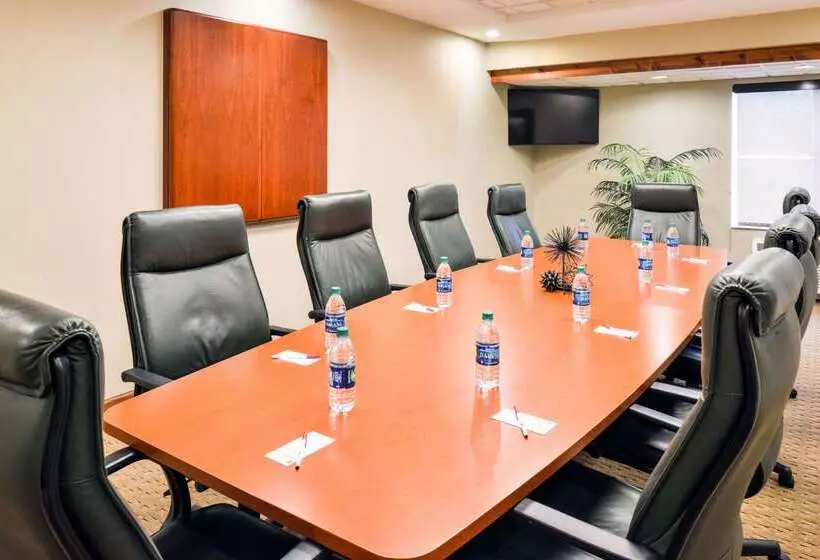 호텔 Comfort Suites