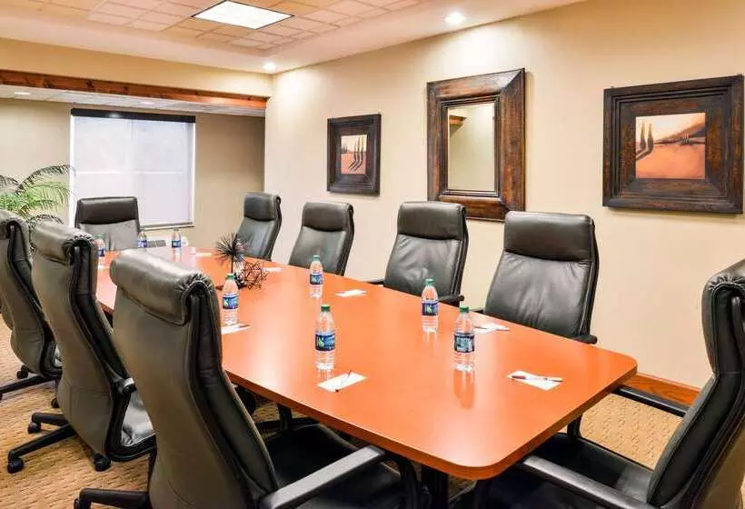 호텔 Comfort Suites