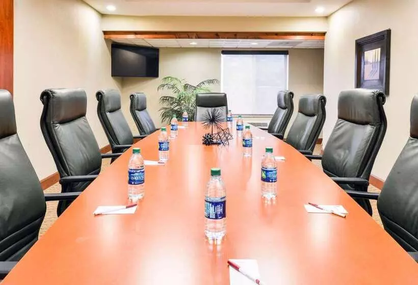 호텔 Comfort Suites