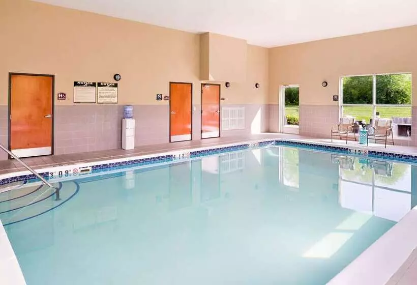 호텔 Comfort Suites