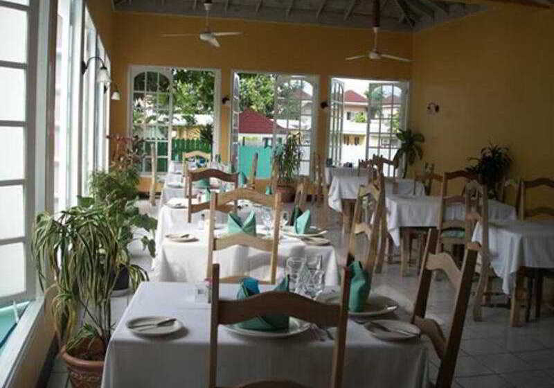 هتل Coral Seas Beach Resort