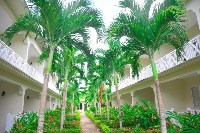 هتل Coral Seas Beach Resort