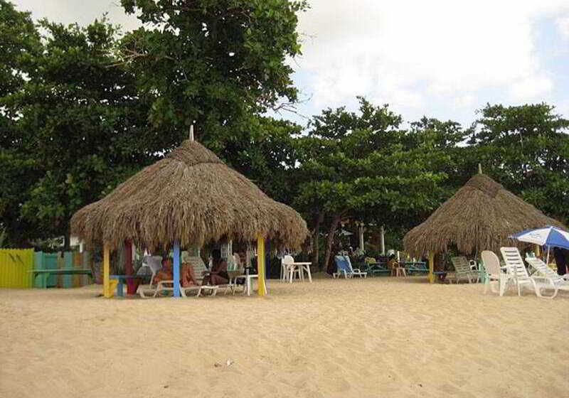 هتل Coral Seas Beach Resort