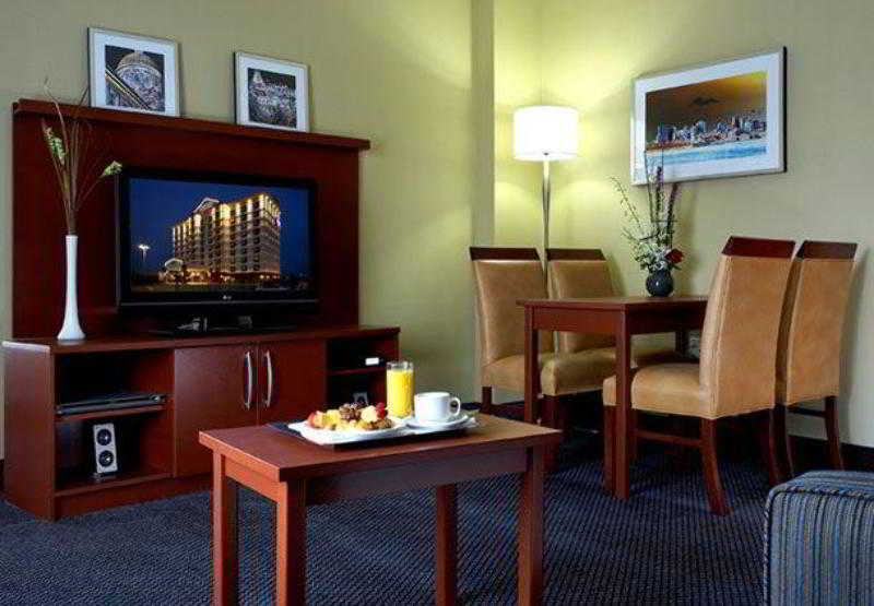 فندق Fairfield Inn & Suites By Marriott Montreal Airport