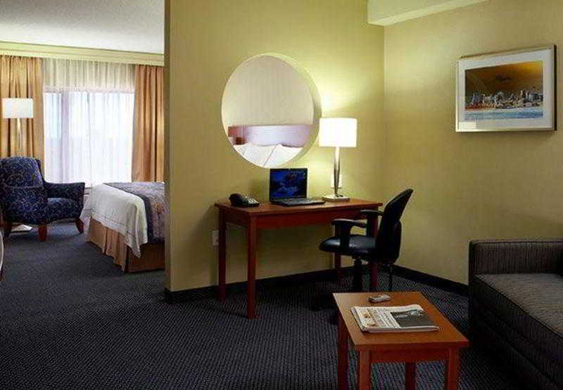 فندق Fairfield Inn & Suites By Marriott Montreal Airport