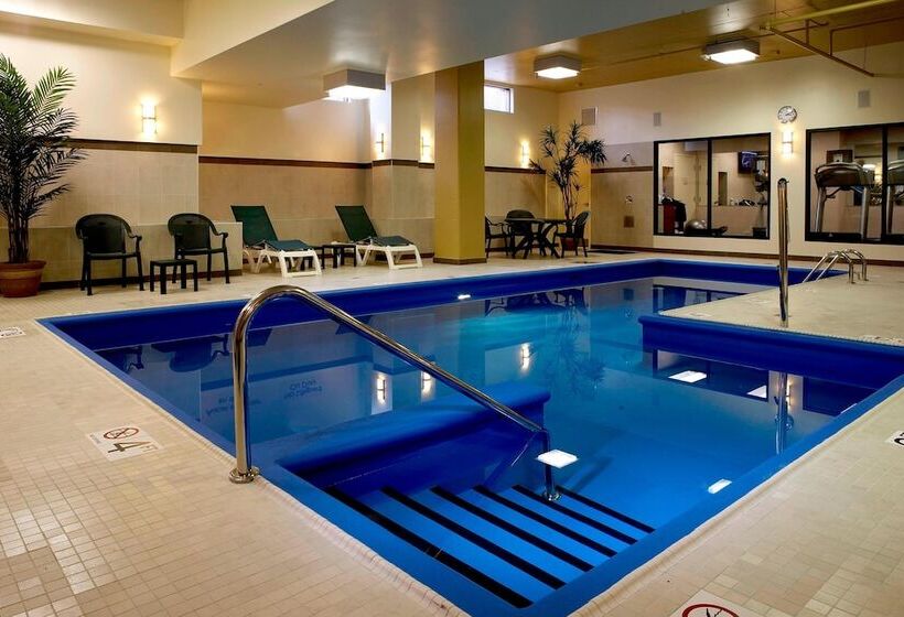 فندق Fairfield Inn & Suites By Marriott Montreal Airport