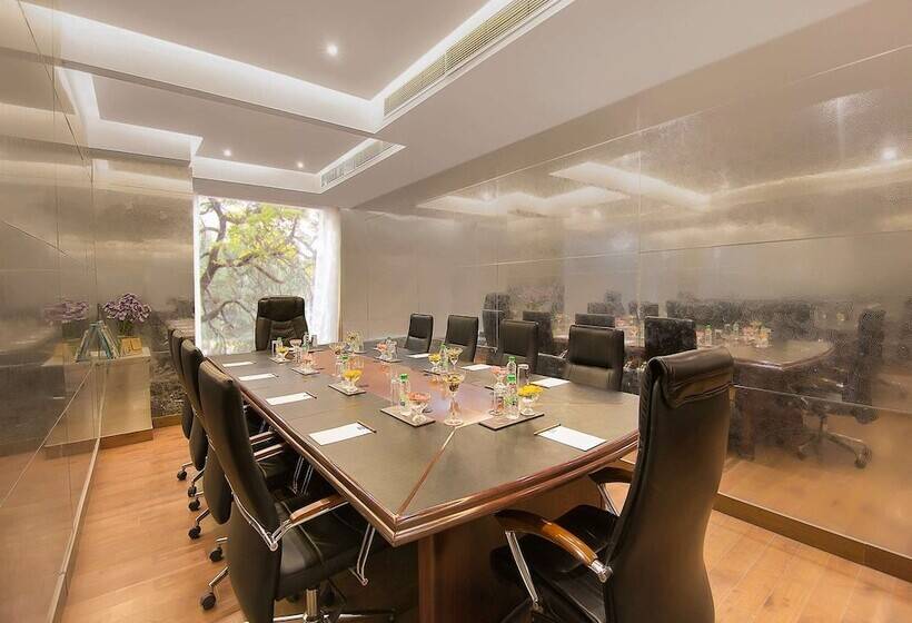 בית מלון כפרי Hrj Sarovar Portico Indore