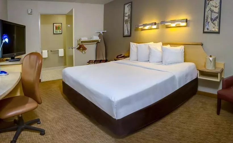 هتل Midpointe  By Rosen S & Resorts