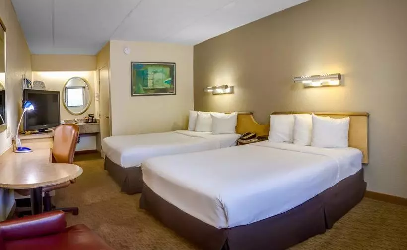 هتل Midpointe  By Rosen S & Resorts