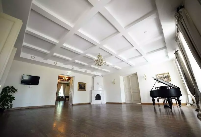 Hotel Bistrampolis Manor