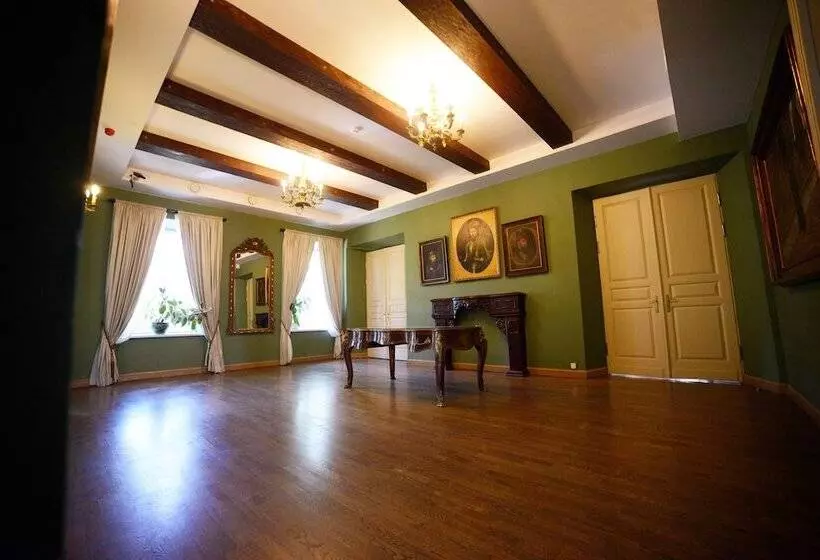 Hotel Bistrampolis Manor