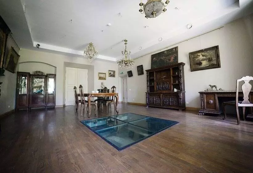 Hotel Bistrampolis Manor