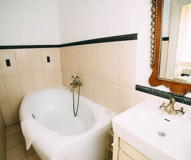 هتل Bistrampolis Manor