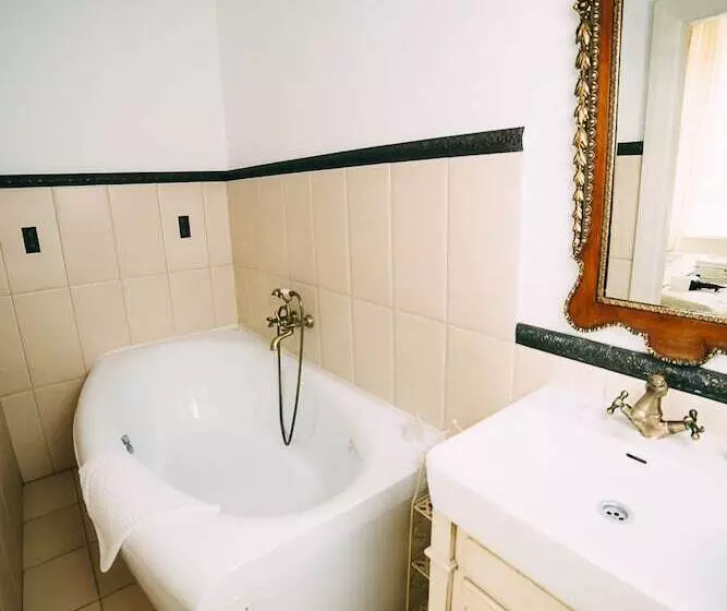 Hotel Bistrampolis Manor