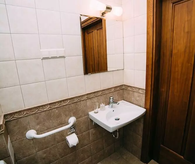 Hotel Bistrampolis Manor