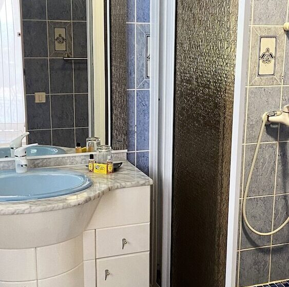 هتل Mahina's Lodge