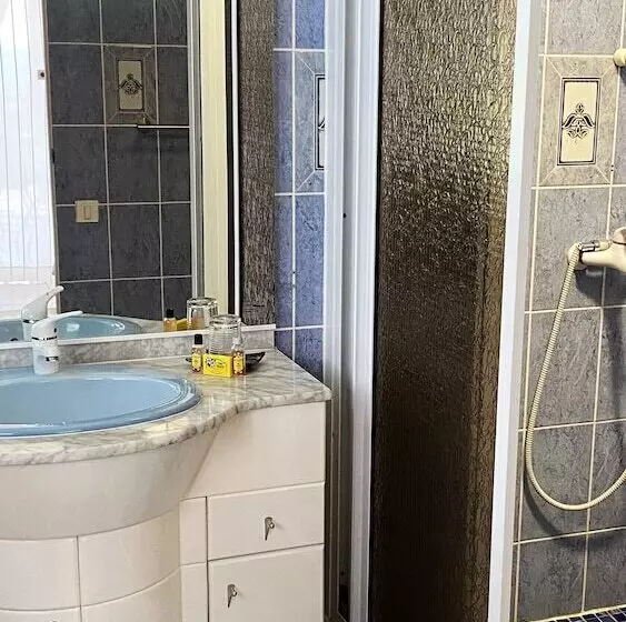 هتل Mahina's Lodge