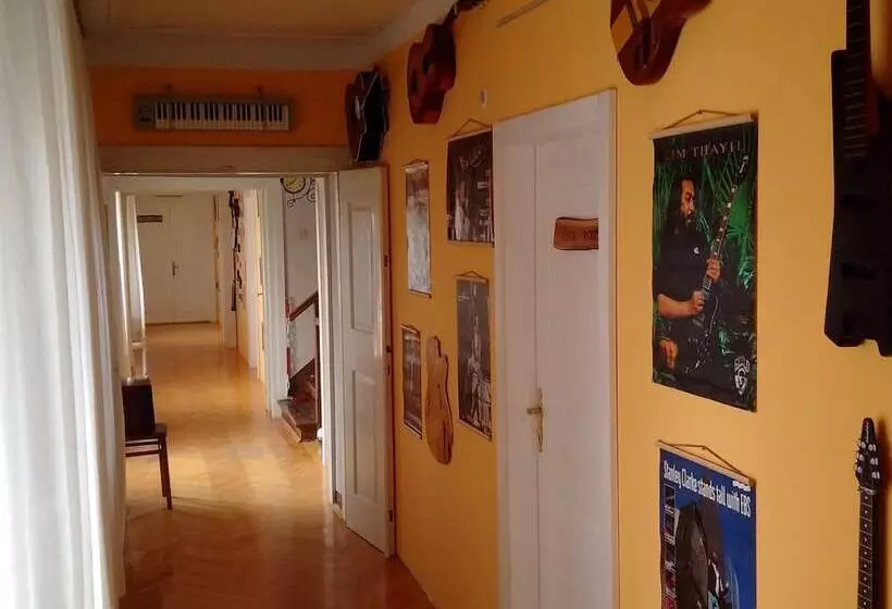 هتل Residence Muzica Bed And Breakfast