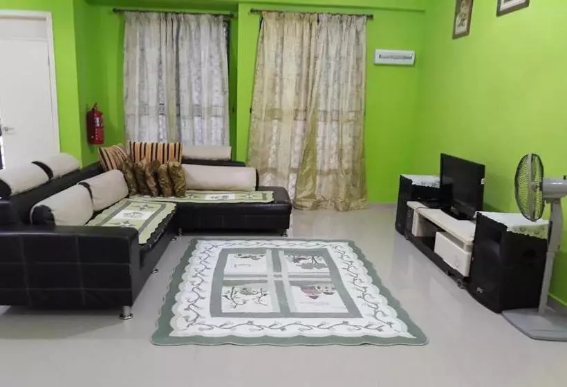 ホテル Oyo 90215 Awani Homestay