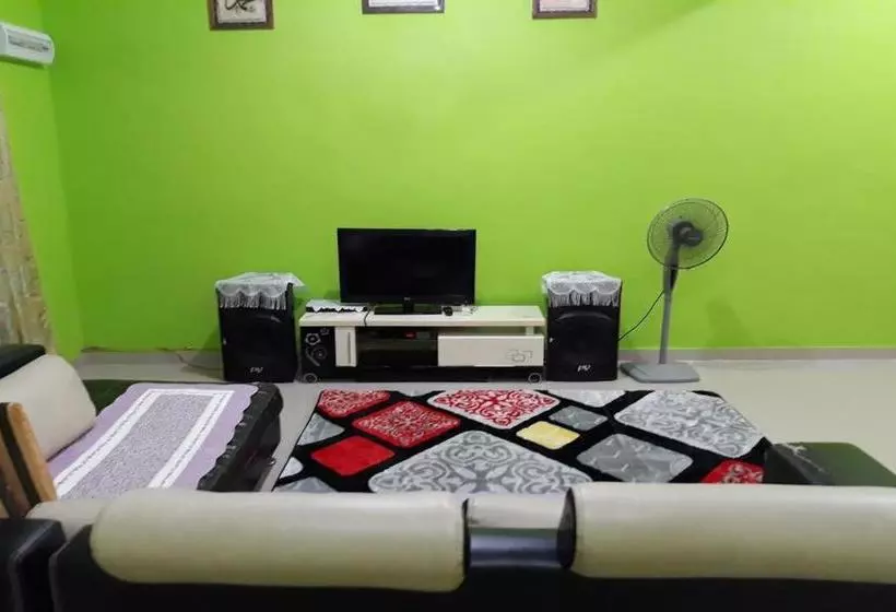 ホテル Oyo 90215 Awani Homestay