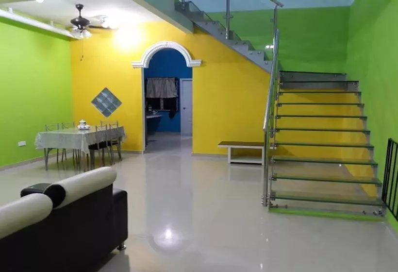 ホテル Oyo 90215 Awani Homestay