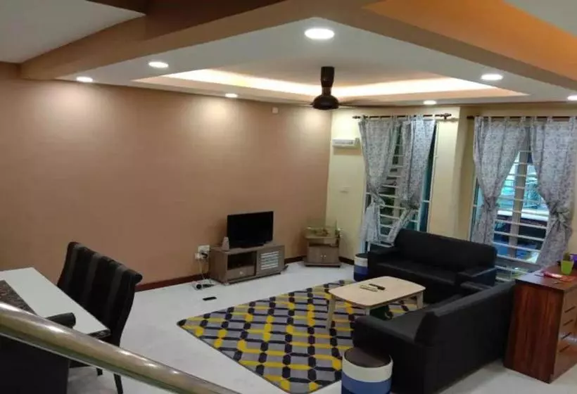 ホテル Oyo 90215 Awani Homestay