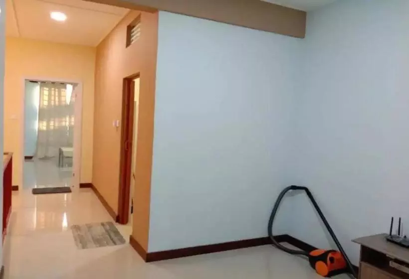 ホテル Oyo 90215 Awani Homestay