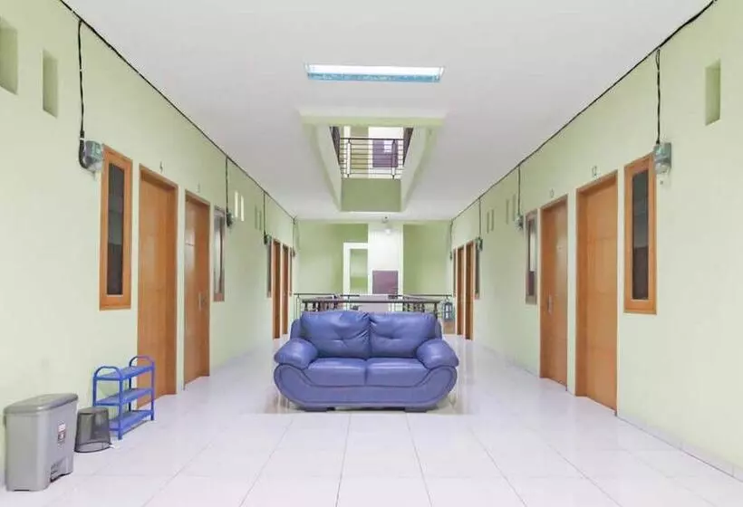 Reddoorz Syariah At Hotel Tiga Er Near Karawang Central Plaza