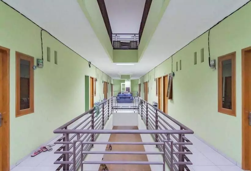 Reddoorz Syariah At Hotel Tiga Er Near Karawang Central Plaza