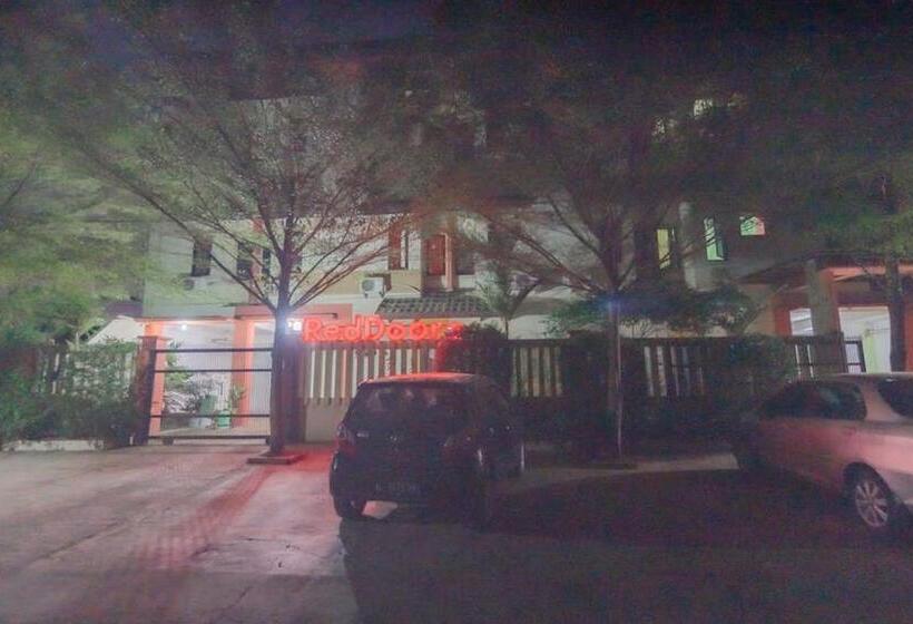 Reddoorz Syariah At Hotel Tiga Er Near Karawang Central Plaza